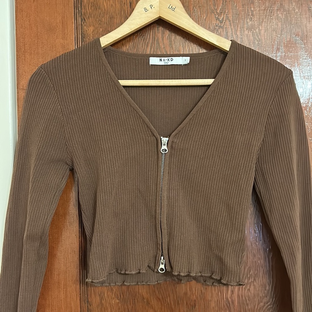 NA-KD Long Sleeved Zip Front Ribbed Crop Top - Brown
